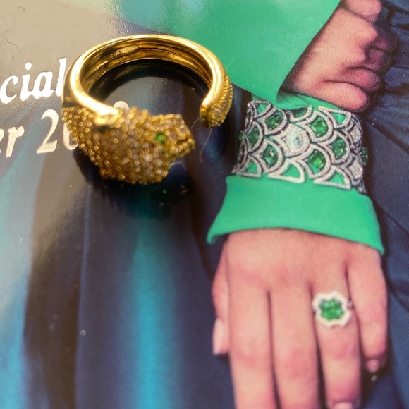 Gold Lion Head Ring with Green Gemstones - Picture 6 of 6